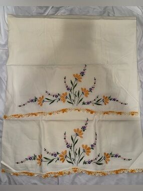 Vtg 100% Cotton Embroidered Floral Pillowcase Pair with butter Yellow Accents
